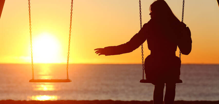 Frau, die allein schaukelt
