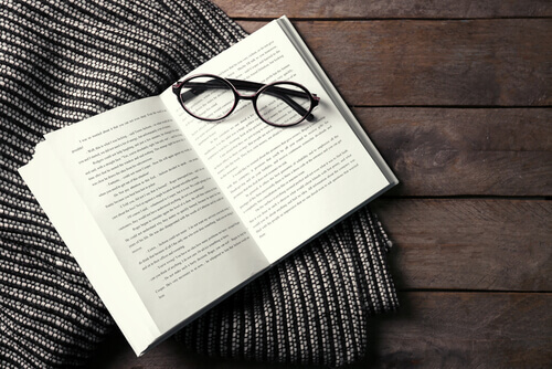Brille liegt auf einem Buch