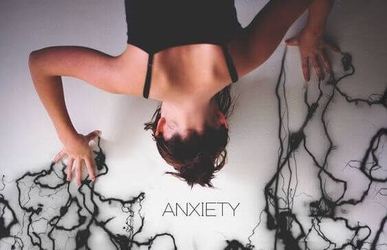 Mädchen von hinten mit schwarzen Fäden an den Fingern hat Angst