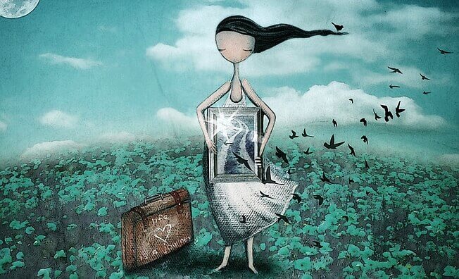 Mädchen hält Spiegel vor sich, aus dem Vögel fliegen