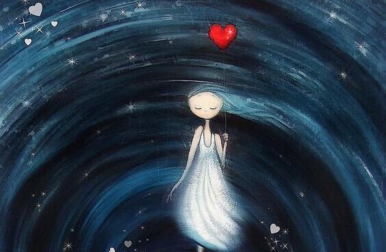 Mädchen hält einen herzförmigen Luftballon in der Hand