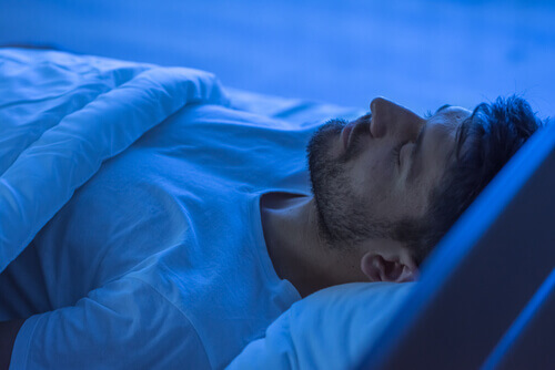 Mann schläft in der Nacht