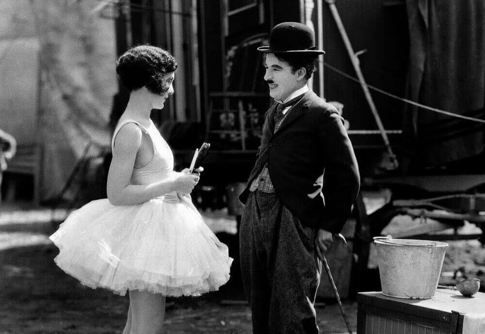 Charles Chaplin mit einer Schauspielerin