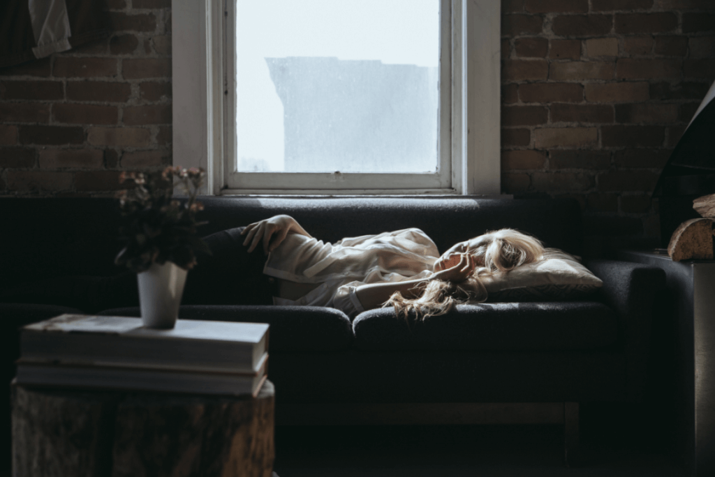 Erschöpfte Frau auf einer Couch