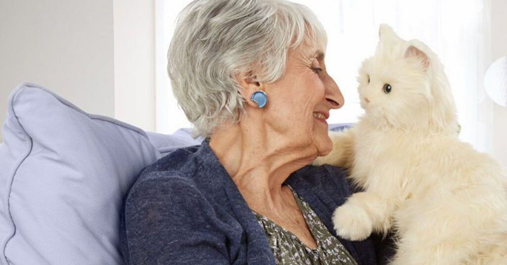 Ältere Frau mit Katze