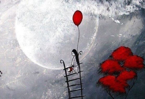 Frau mit rotem Luftballon steht auf einer Leiter vor Vollmond.