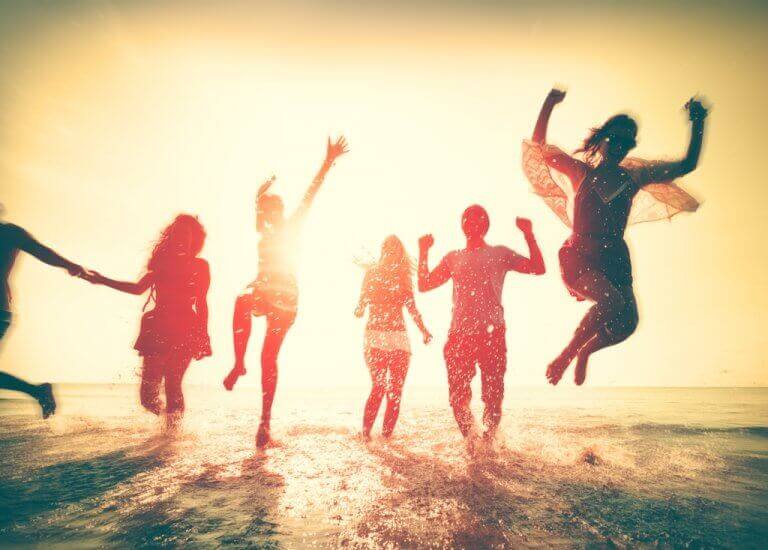 Glückliche Freunde am Meer