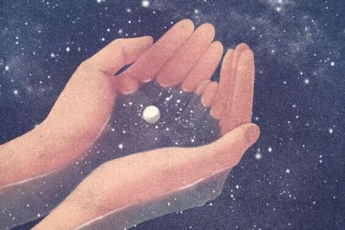 Hände halten das Universum
