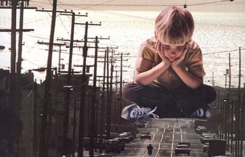 Junge schaut nachdenklich auf Stadt