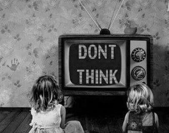 Zwei Mädchen schauen fern und werden aufgefordert, nicht selbstständig zu denken