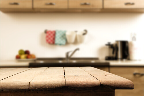 Holztisch in der Küche