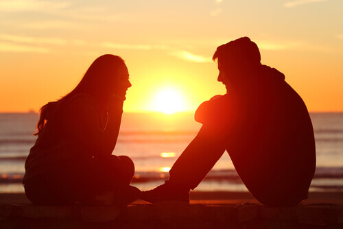 Freunde bei Sonnenuntergang