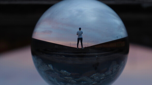 Mann steht allein und schaut in Ferne - INFJ-Persönlichkeit