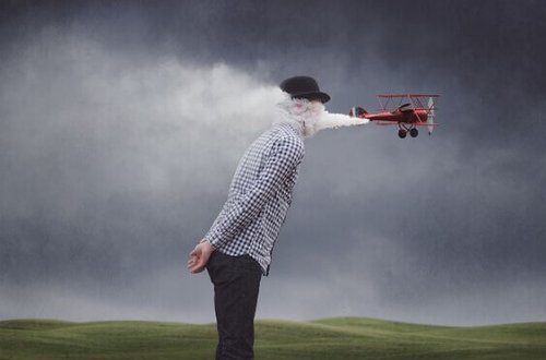 Mann hinter Flugzeug im Kondensstreifen