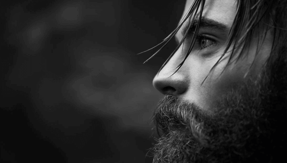 Mann mit Bart in schwarz-weiß