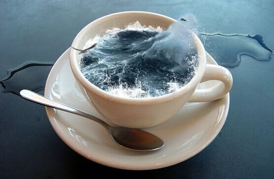 Tasse mit stürmischer See darin