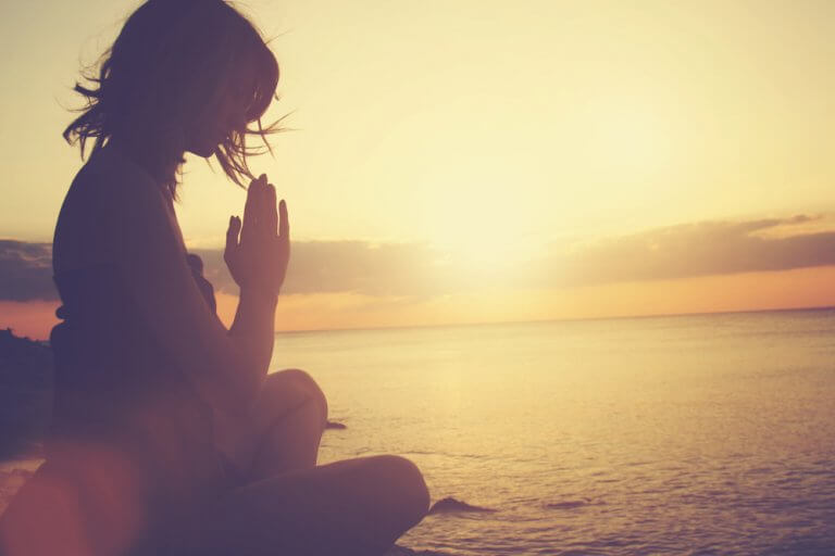 Frau praktiziert Mindfullness