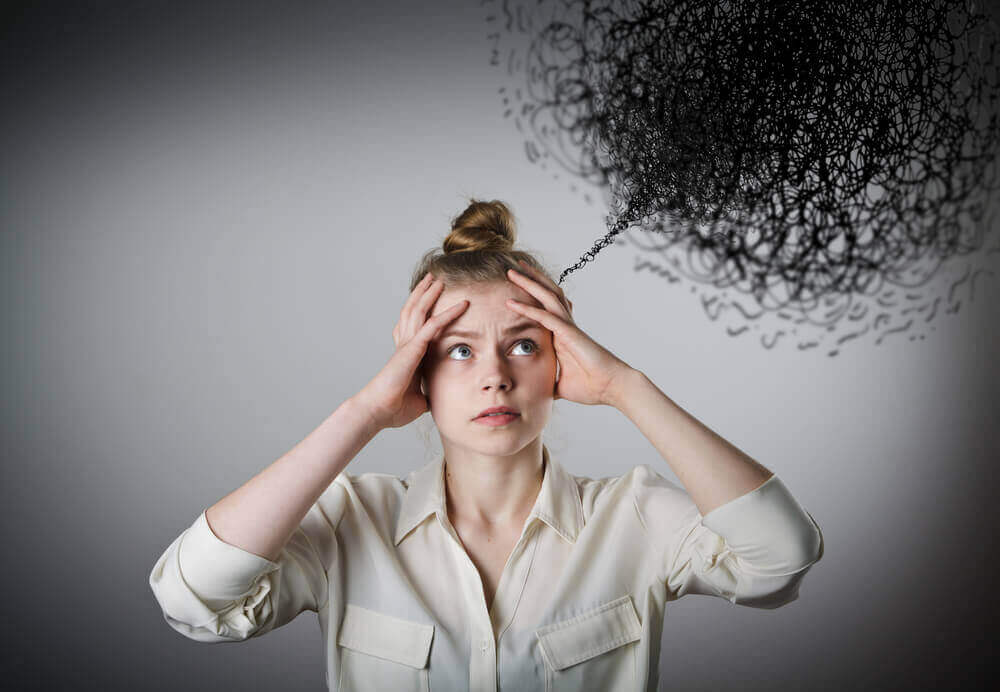 Negative Gedanken bilden eine dunkle Wolke über dem Kopf einer Frau
