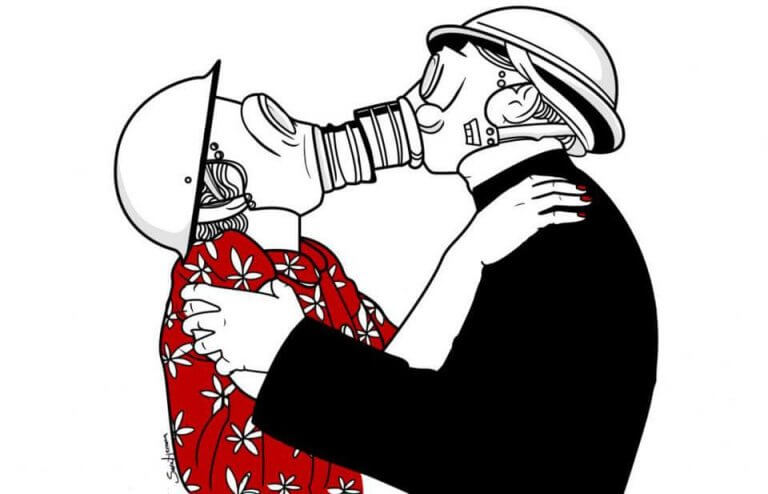 Paar trägt Gasmaske und küsst sich.