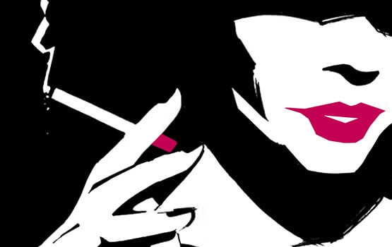 Rauchende Frau mit Lippenstift