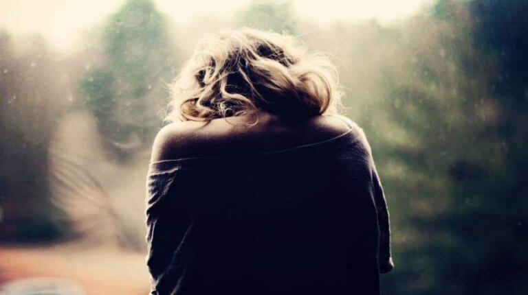 Rücken einer traurigen Frau