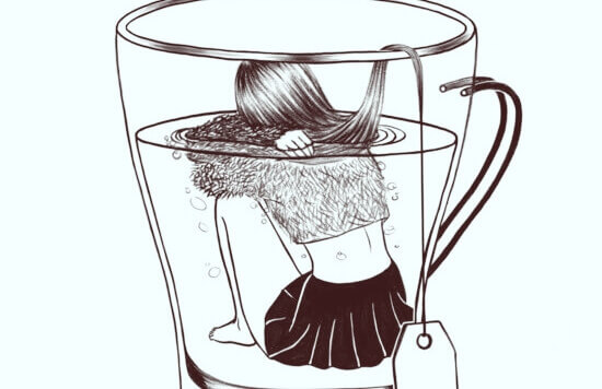 Trauriges Mädchen in Tasse als Teebeutel