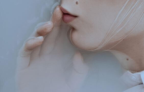 Kopf und Hand im Wasser