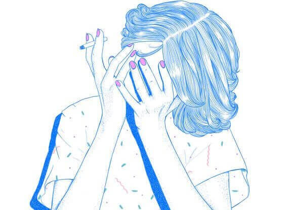 Junge Frau, die raucht und ihr Gesicht verdeckt