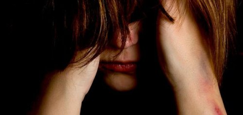 Frau, die ihr Gesicht verdeckt