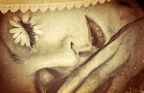 Liegende Frau, deren Wimpern Blütenblätter sind