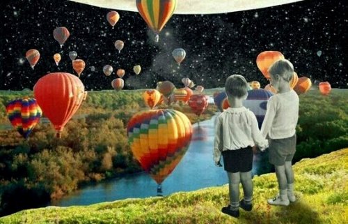 Kinder, die Heißluftballons beobachten