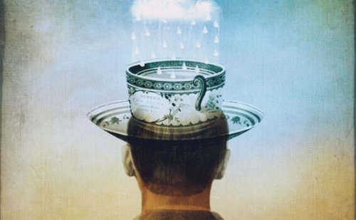 Mann mit einer Teetasse auf dem Kopf, die Regentropfen sammelt