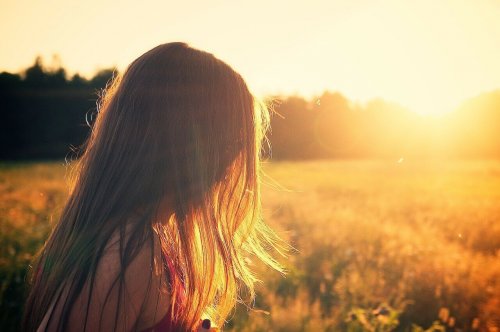 Frau vorm Sonnenuntergang