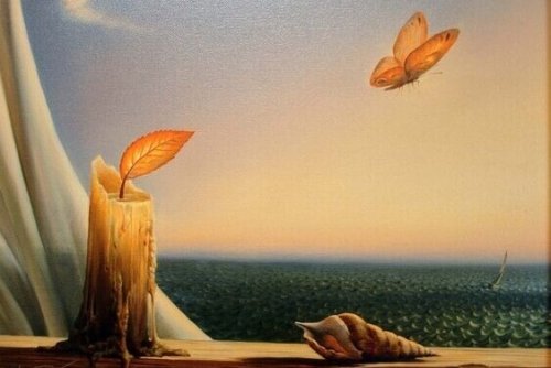 Kerze mit einem Blatt als Docht und Schmetterling