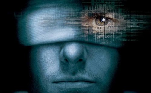 Mann blickt durch Augenbinde