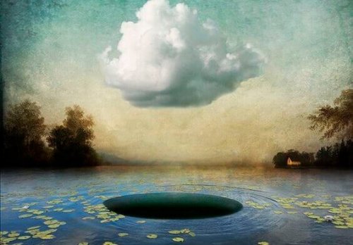 Wolke über See mit Loch
