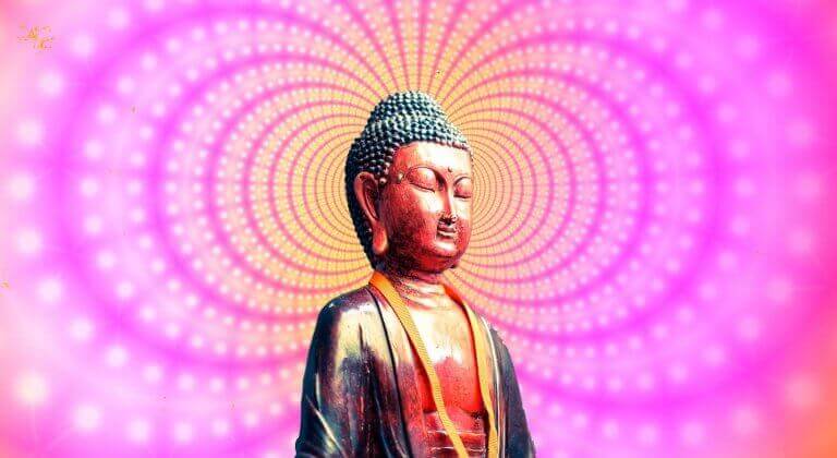 Buddhafigur in buntem Licht