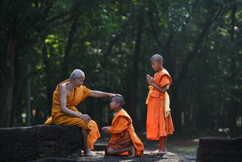 Buddhistische Schüler mit ihrem Lehrer