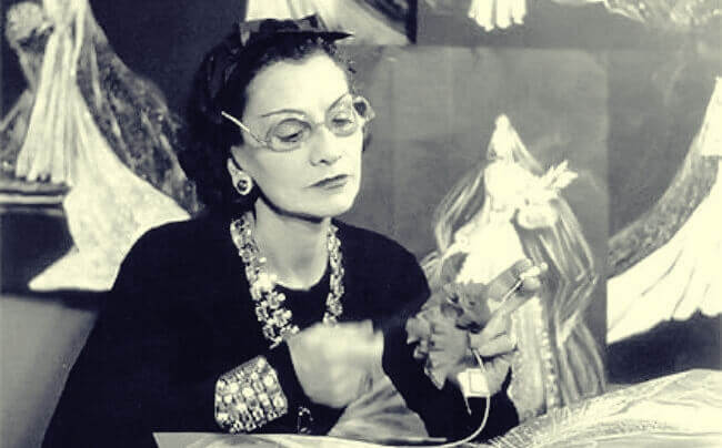 Coco Chanel beim Arbeiten