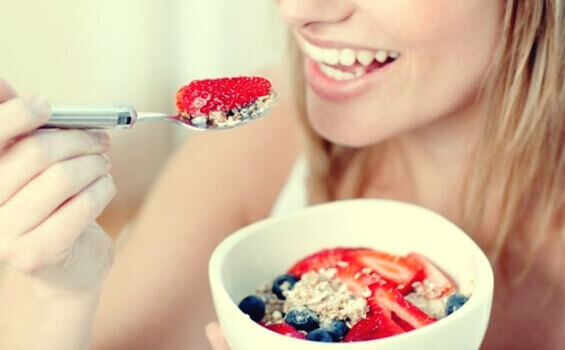 Gesundes Frühstück mit Haferflocken und Beeren