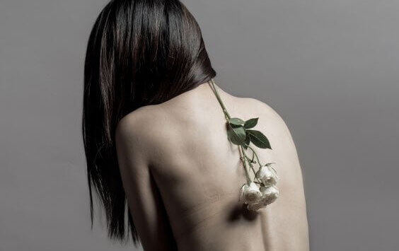 Frau mit Rosen auf dem Rücken