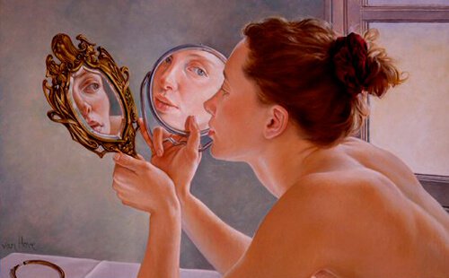 Frau betrachtet sich selbst in zwei Spiegeln
