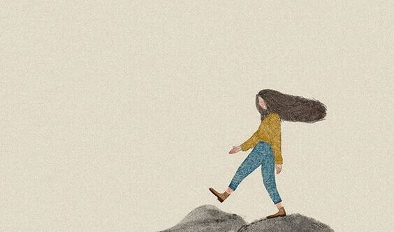 Frau geht über Stock und Stein