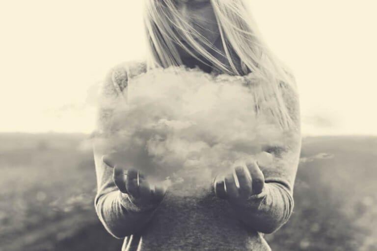 Frau hält eine Wolke