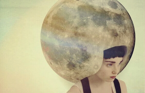 Frau mit Mond auf dem Kopf
