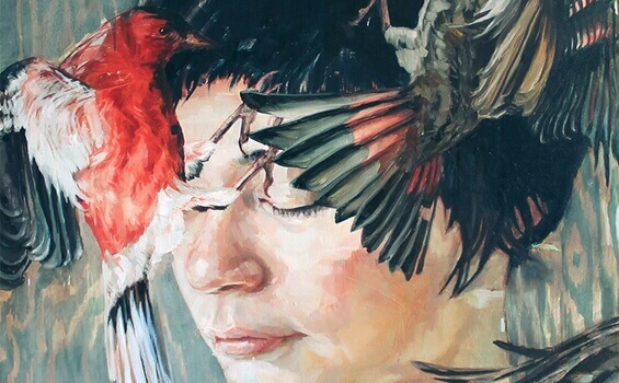 Frau mit zwei Vögeln an ihrem Gesicht