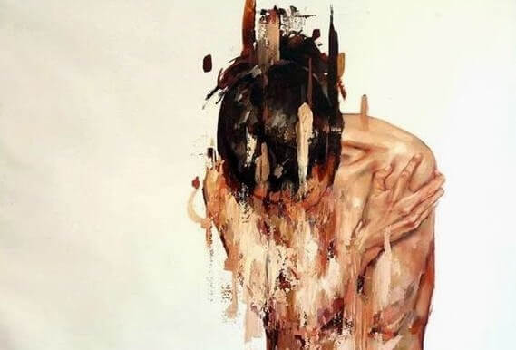 Frau krümmt sich vor Schmerzen.