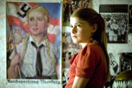 Gretel in ihrem Zimmer mit Nazi-Propaganda an den Wänden
