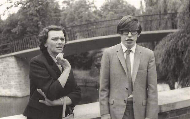 Junger Stephen Hawking mit seiner Mutter