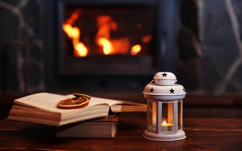 Kaminzimmer, Buch und Teelicht